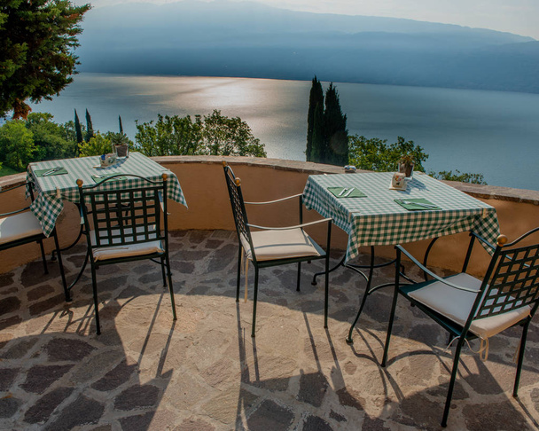 mesa pequeña con silla con vistas al lago
 - Foto, imagen