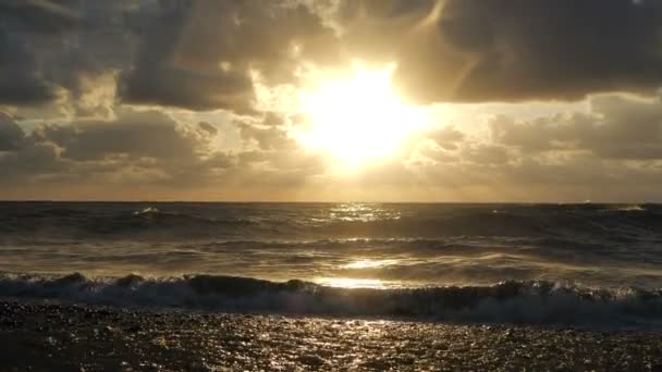 Inspirerende Zwarte Zeekust met hoge en schuimige golven bij zonsondergang in slow motion - Video