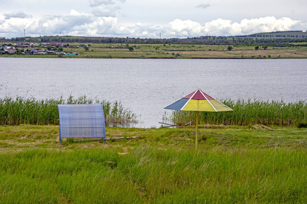 Plage abandonnée au bord du lac, toute envahie d'herbe
 - Photo, image
