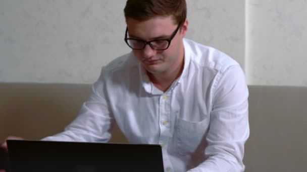 Young businessman wearing glasses - Séquence, vidéo