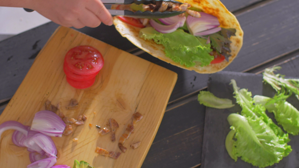 Felkészülés mexikói burrito élelmiszer. Termékek elhelyezése tortillában - Felvétel, videó