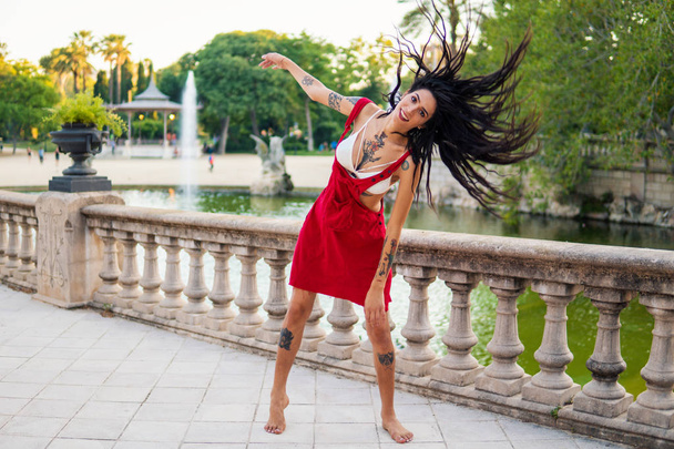 Ladyboy tatoué modèle transgenre danse dans le parc vert
 - Photo, image
