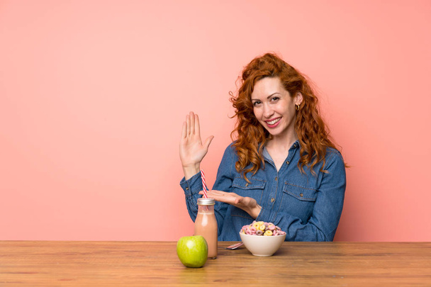 Redhead má snídani obilí a ovoce, které se táhne po boku, aby se zpozvalo - Fotografie, Obrázek