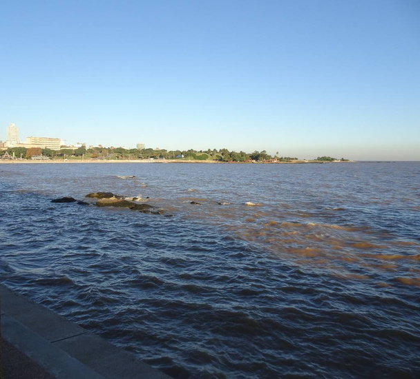 A Praia de Pocitos, uma praia em Montevidéu, fica inteiramente dentro do bairro de Pocitos. Ele está localizado nas margens do Rio de la Plata
. - Foto, Imagem