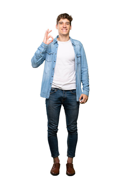 Повнометражний знімок красивого молодого чоловіка, що показує знак "ОК" з пальцями над ізольованим білим тлом
 - Фото, зображення