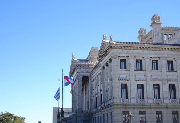 Pałac ustawodawczy jest siedzibą władzy ustawodawczej Urugwaju. Tam działa Zgromadzenie Ogólne, które składa się z dwóch komór, które spotykają się oddzielnie lub razem w zależności od okoliczności: Izba Reprezentantów i Sfazu - Zdjęcie, obraz