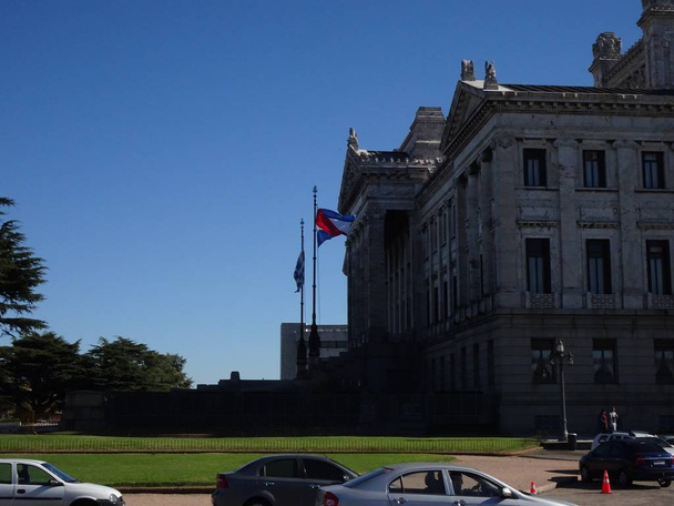 El Palacio Legislativo es la sede del Poder Legislativo de Uruguay. Allí opera la Asamblea General, que se compone de dos cámaras que se reúnen por separado o juntas según las circunstancias: la Cámara de Representantes y la Cámara de Representantes.
 - Foto, Imagen