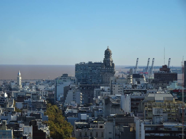 Uitzicht en landschap van de stad Montevideo Uruguay, van de gemeente Montevideo. - Foto, afbeelding