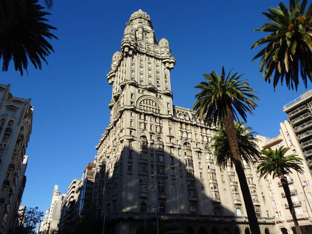 Palacio Salvo to charakterystyczny budynek w mieście Montevideo. Urugwaj - Zdjęcie, obraz