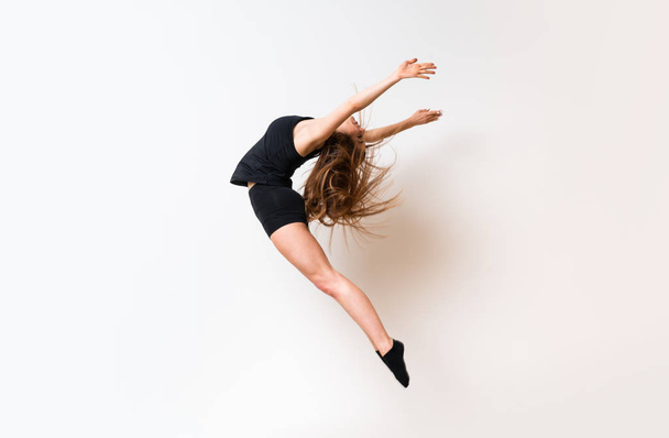 Izole beyaz duvar üzerinde genç dans kız - Fotoğraf, Görsel