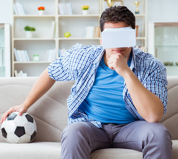 Uomo indossando occhiali realtà virtuale VR guardando calcio calcio - Foto, immagini