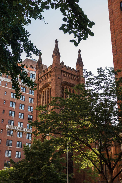 New York, NY / USA - May/27/2019: Church in the center of New York. Church on a background of blue sky. - Foto, imagen