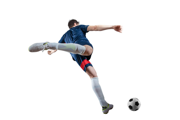 Cena de futebol à noite jogo com o jogador chutando a bola com poder. Isolado sobre fundo branco
 - Foto, Imagem