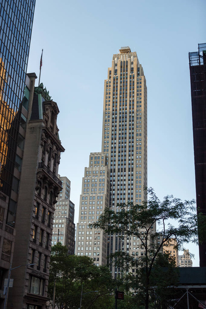 New York, NY / USA - 27 mai 2019 : Architecture de New York. Les gens marchent le long de la rue parmi les grands gratte-ciel
. - Photo, image