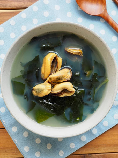  Корейська продовольчої Мідії суп з водоростей - Фото, зображення