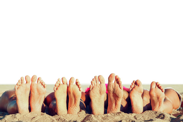 Grupo de amigos divirtiéndose en la playa con sus pies. Concepto de verano. Aislado sobre fondo blanco
 - Foto, Imagen