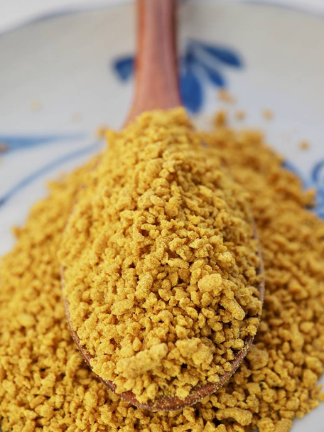 Gelbes Curry-Pulver in einem Teller - Foto, Bild