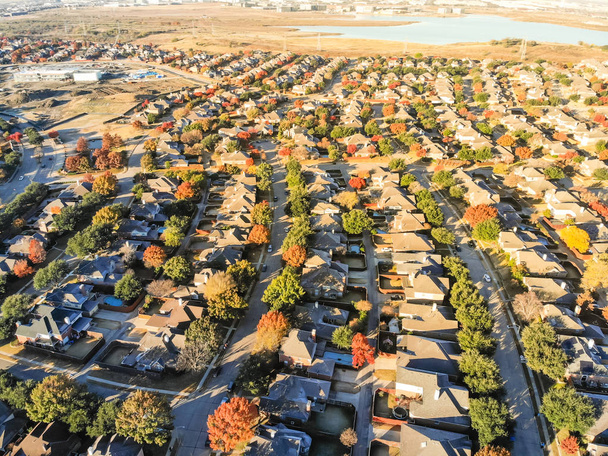 Вид сверху жилых домов с окрашенными осенними листьями недалеко от Далласа, Техас
 - Фото, изображение