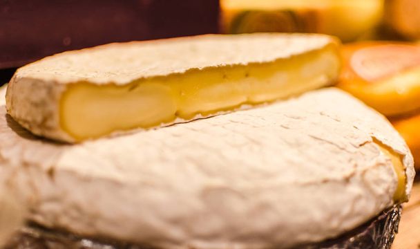 Επιλογή παραδοσιακών ιταλικών τυριών σε οθόνη, επιλεκτική εστίαση - Φωτογραφία, εικόνα