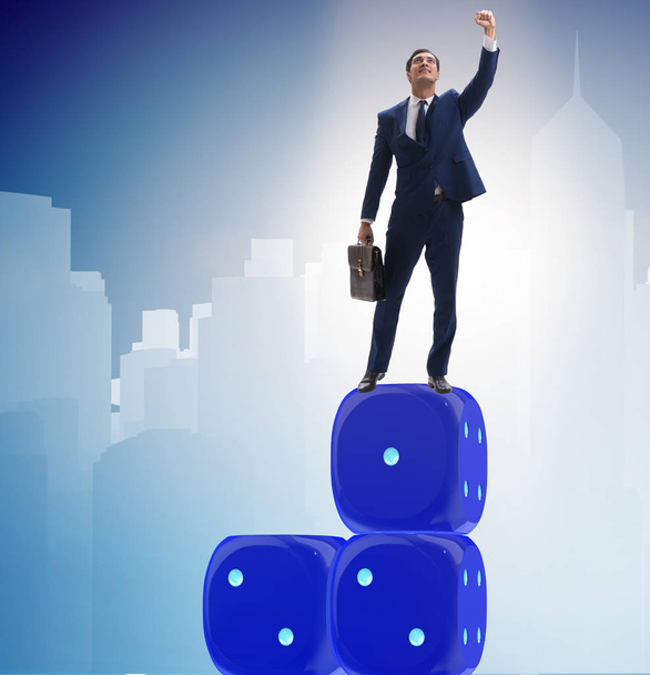 Üzletember kiegyensúlyozó tetején kocka verem bizonytalanság koncepció - Fotó, kép