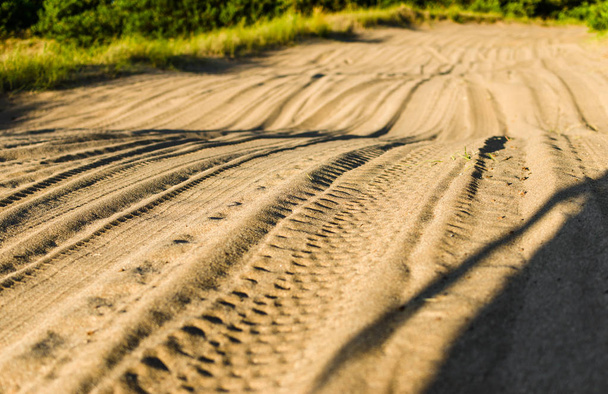 Λευκή και κίτρινη άμμος στην έρημο με τετράτριχες μοτοσικλέτες και αυτοκίνητα τζιπ - Φωτογραφία, εικόνα
