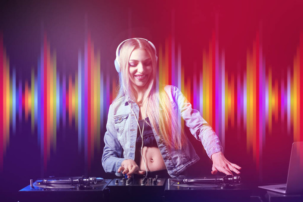Feminino dj tocando música no clube - Foto, Imagem