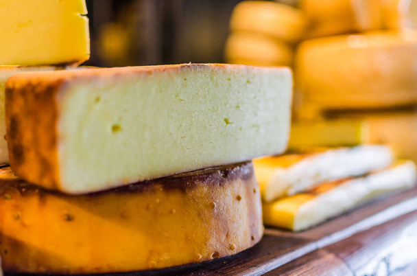 Selezione di formaggi tradizionali italiani in mostra, focus selettivo
 - Foto, immagini