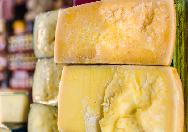 Auswahl traditioneller italienischer Käsesorten auf einem Display, selektiver Fokus - Foto, Bild