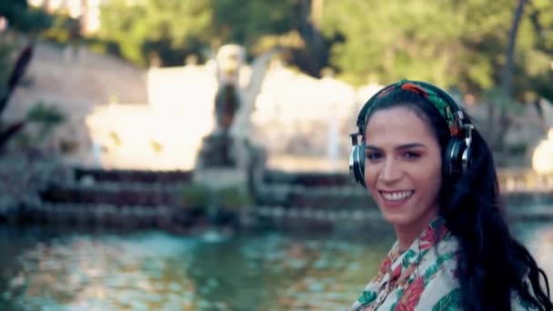 transgender model wearing sunglasses in the green park - Séquence, vidéo