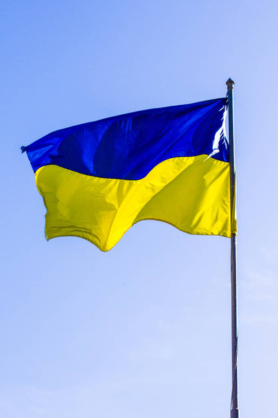Ukrainische Flagge rauscht im Wind - Foto, Bild