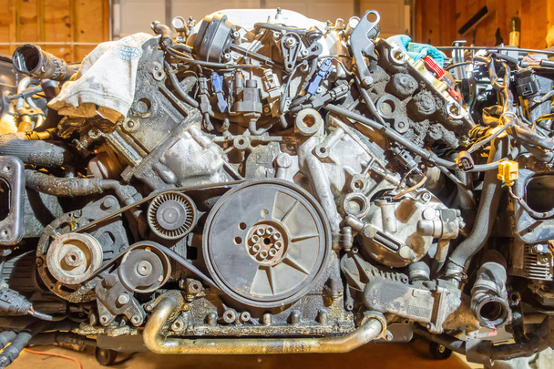 古いエンジンの作業を再構築する - 写真・画像