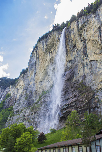 Staunbach Falls en Lauterbrunnen. Cascada en los Alpes. Alpes suizos. Montañas alpinas
 - Foto, Imagen