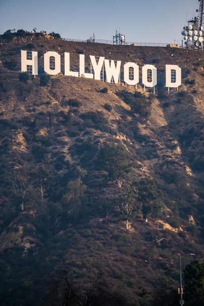 Berühmtes Hollywoodschild auf einem Hügel in der Ferne - Foto, Bild