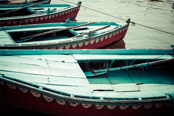 ガンジス川、バラナシ、インドの茶色の海の古いボート - 写真・画像