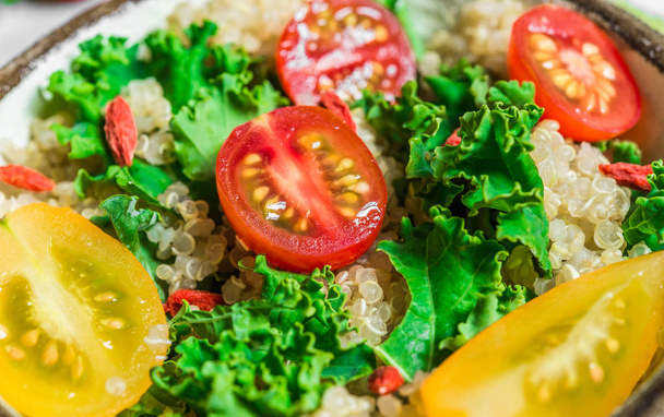 キノア、ゴジベリー、ケール野菜のサラダ  - 写真・画像