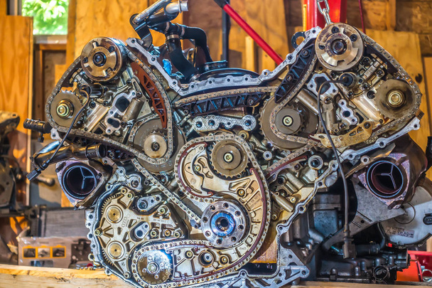 motore v8 da auto in fase di ricostruzione in garage
 - Foto, immagini