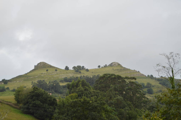 胸の形でリエガネス山のおっぱいの特権的な景色自然の記念碑。2013年8月24日リーゲイン カンタブリアバケーションネイチャーストリート写真. - 写真・画像