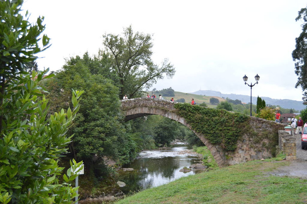 Hermoso puente romano que realmente fue construido en el siglo XVI por Bartolomé De La Hermosa en Lierganes. 24 de agosto de 2013. Lierganes, Cantabria. Vacaciones Naturaleza Calle Fotografía
. - Foto, Imagen