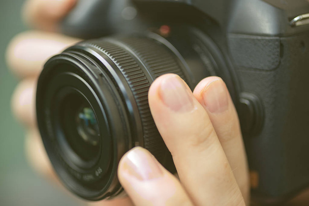 写真家がデジタルカメラを手に持ち、ピントを合わせ、写真を撮る、マクロクローズアップ - 写真・画像