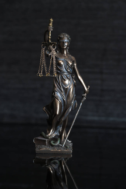 Statue der blinden Göttin Themis auf verschwommenem Hintergrund mit Kopierraum - Foto, Bild