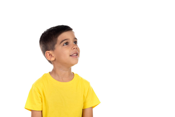 Bambino pensieroso con t-shirt gialla
 - Foto, immagini