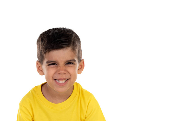 黄色のTシャツを着た幸せな暗い子供 - 写真・画像