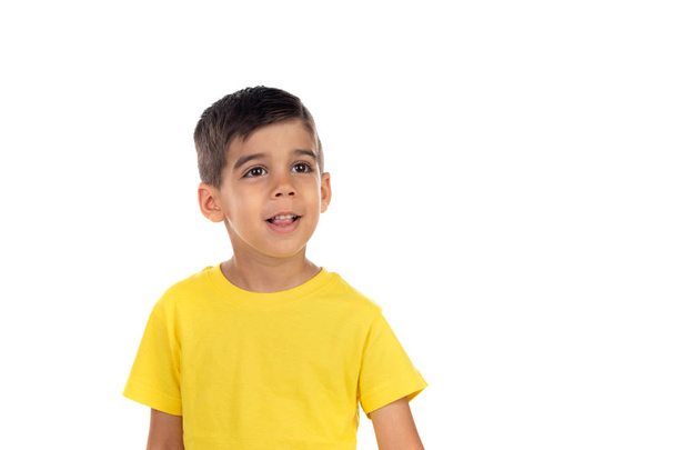 Feliz niño oscuro con camiseta amarilla
 - Foto, imagen