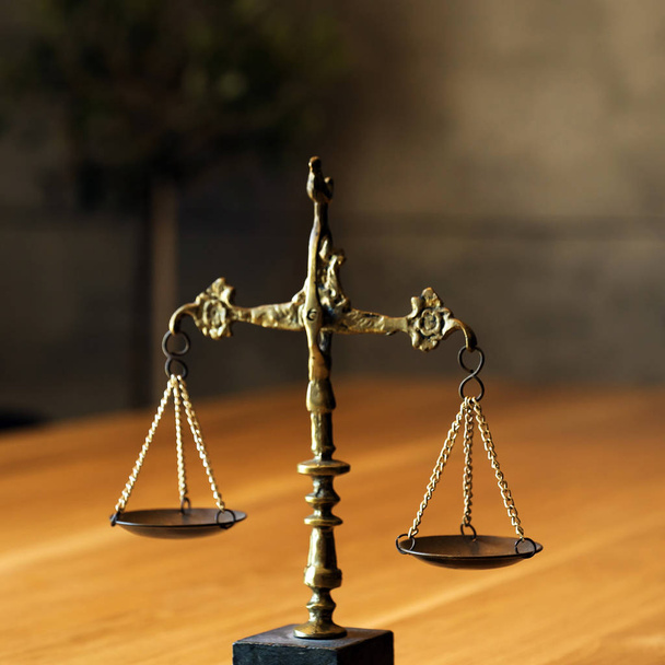  Bureau des avocats avec échelles de justice
 - Photo, image