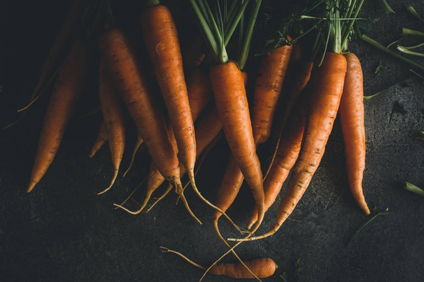 Органічна морква на темному тлі. Концепція здорового харчування
. - Фото, зображення