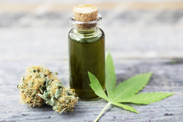 Bouteille d'huile de cannabis avec bourgeon
 - Photo, image
