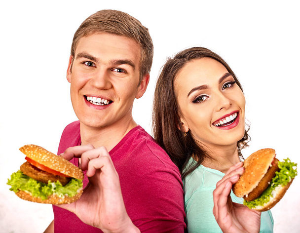 Paar isst Hamburger. Frauen und Männer nehmen Fast Food - Foto, Bild
