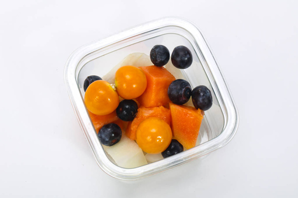 Mezcla de frutas en rodajas en la caja
 - Foto, imagen