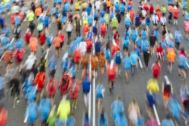 Biegaczy na ulicy. Sportowcy w ruchu. Konkurencja miejska - Zdjęcie, obraz