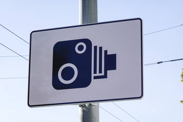 Vilnius, Lituania Una señal de advertencia para una cámara de videovigilancia en uso en un semáforo
. - Foto, imagen